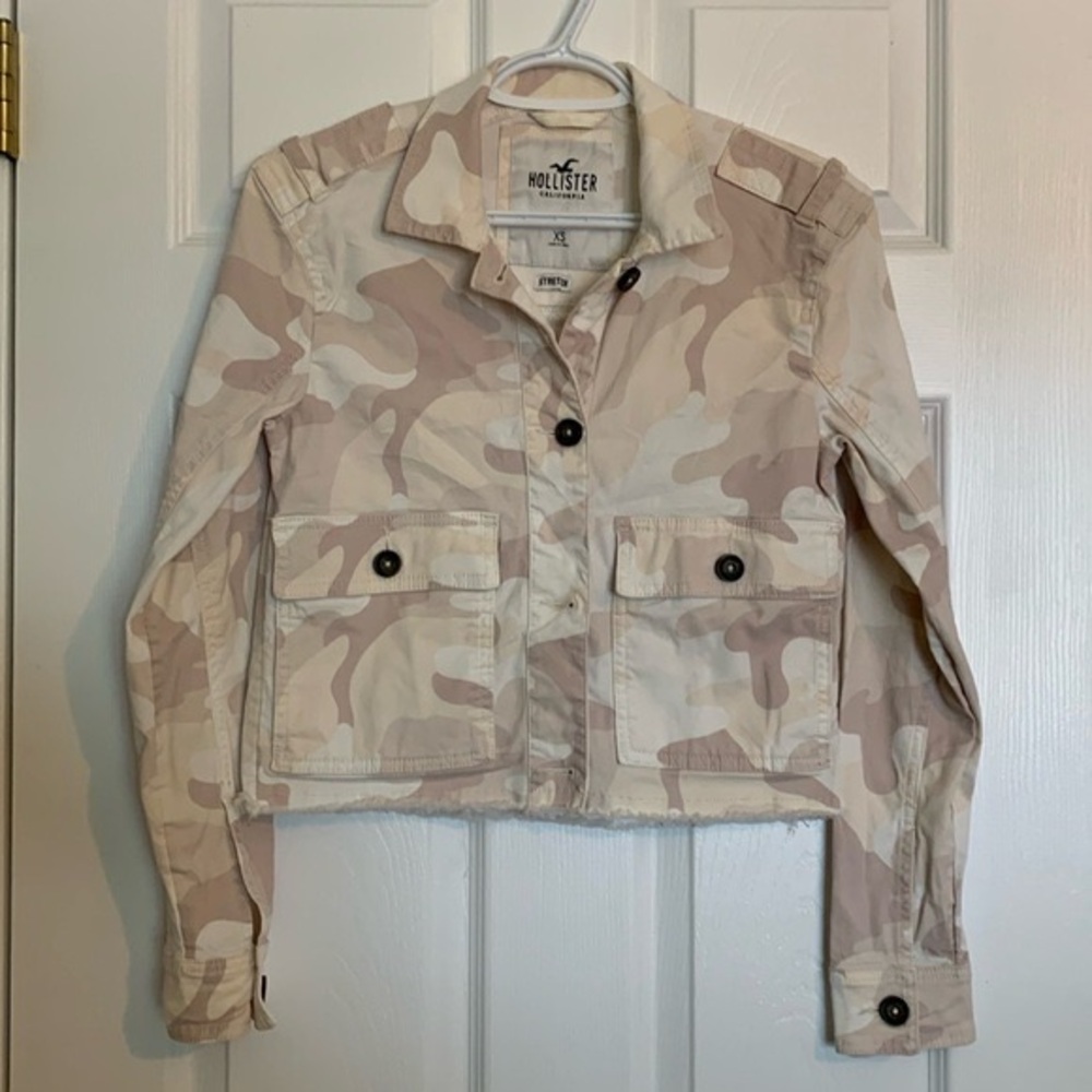 Hollister Camo Jean Jacket Frayed Taupe Womens
Size extra small crop stylish fun